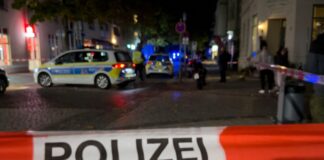 SEK im Einsatz: Mann mit Waffen verschanzt sich nach Streit Stundenlange Ungewissheit im brandenburgischen Velten: Ein Mann verschanzte sich mit Schusswaffen in einer Wohnung - die Polizei sperrte die Gegend ab.