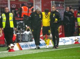 Verletzung am Sprunggelenk: BVB bangt um Karetsas Gestützt von Betreuern humpelte Konstantinos Karetsas vom Feld.