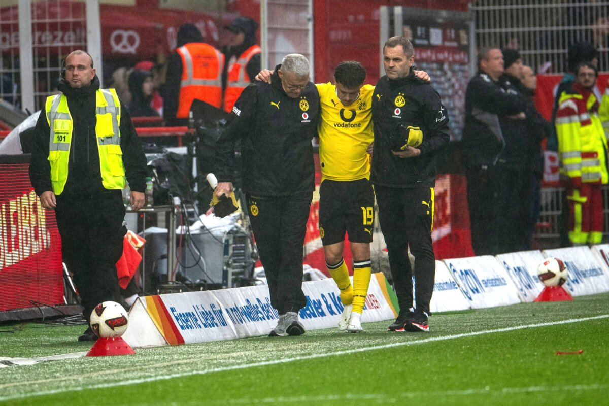 1. FC Union Berlin - Borussia Dortmund Gestützt von Betreuern humpelte Konstantinos Karetsas vom Feld.