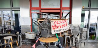 Der Hochschule zufolge verhielten sich die Blockierer friedlich.