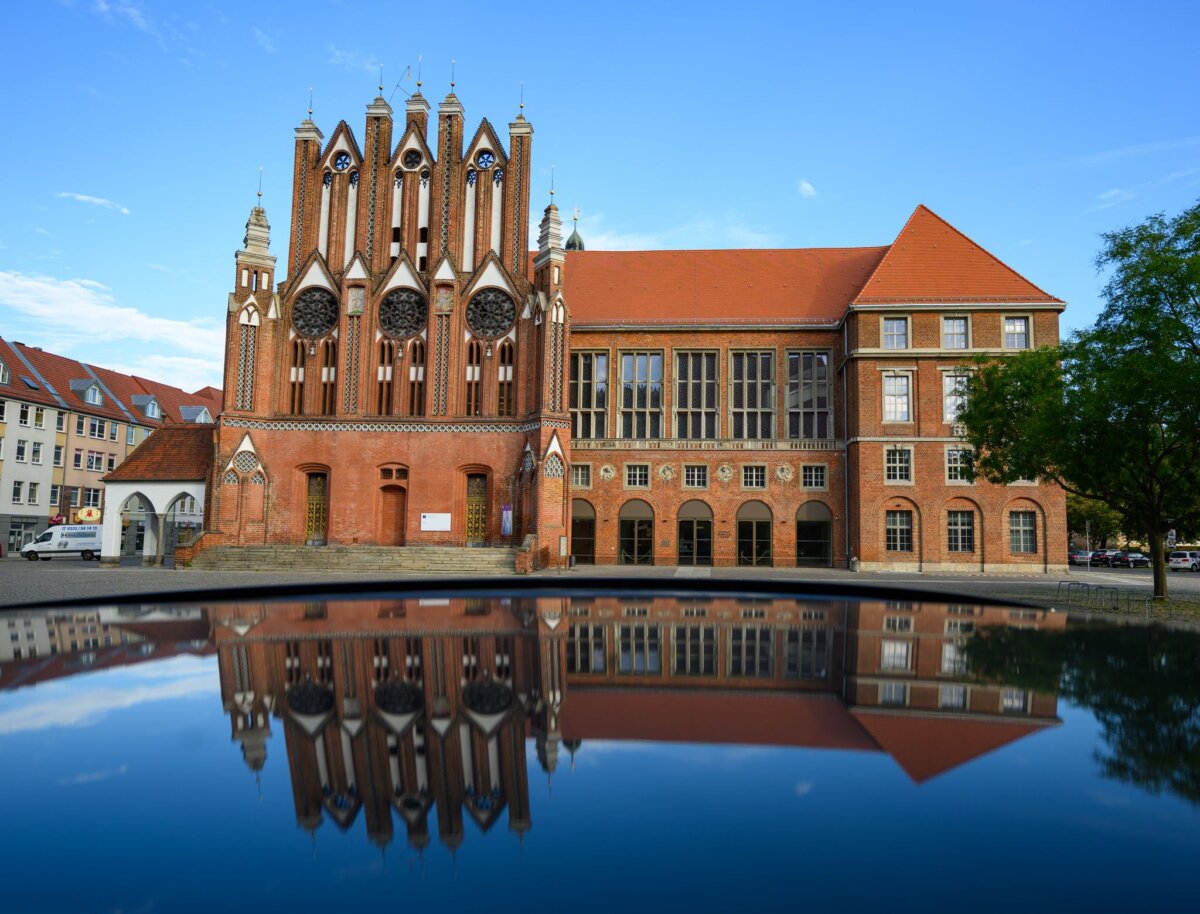 Rathaus von Frankfurt (Oder) Im Rathaus von Frankfurt (Oder) kommen Vertreter der Polizei und anderer Behörden mit Oberbürgermeister Axel Strasser (parteilos) wegen einer Gewaltattacke Jugendlicher vor einer Schule zu einer Sicherheitskonferenz zusammen. (Symbolbild)