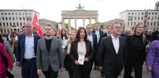 Wegen AfD: Spontaner Protestmarsch der SPD-Fraktion Die Abgeordneten liefen mit dem Grundgesetz in der Hand durchs Brandenburger Tor.