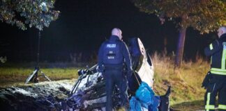 Auto kracht beim Überholen in Mopeds – vier Tote Das beteiligte Auto geriet bei dem schweren Unfall in Brand.