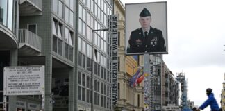Bei Grabungen am Checkpoint Charlie wurden unter anderem Reste der alten Grenzanlage gefunden. (Archivbild)