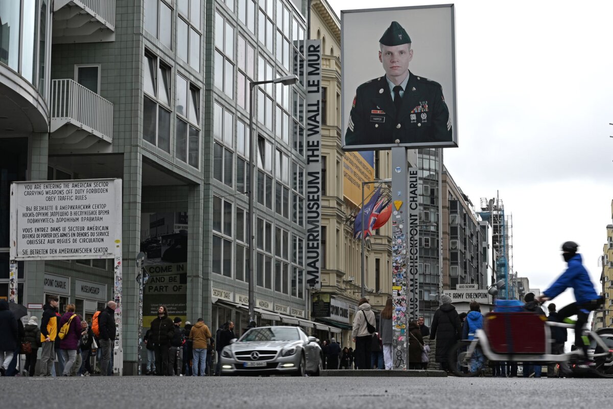 Checkpoint Charlie Bei Grabungen am Checkpoint Charlie wurden unter anderem Reste der alten Grenzanlage gefunden. (Archivbild)