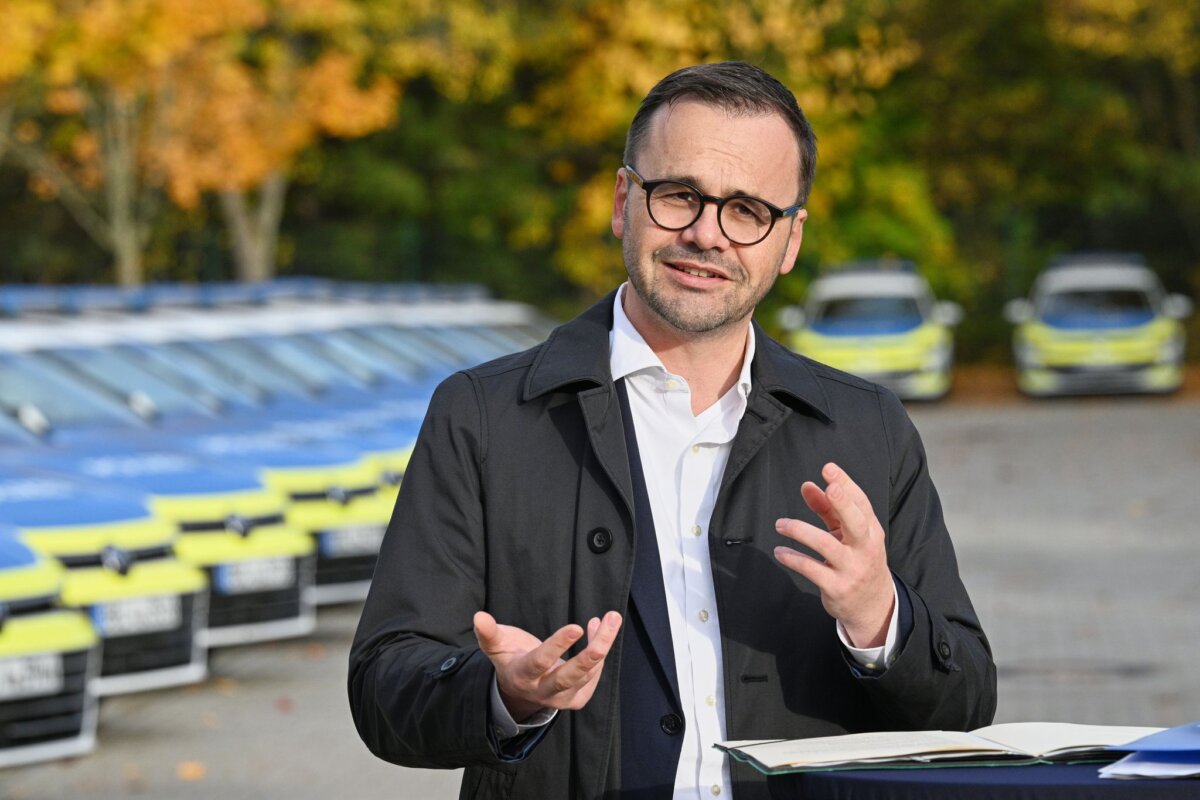 Brandenburgs Innenminister Jan Redmann Brandenburgs Innenminister sieht ein gestiegenes Interesse aus anderen Bundesländern am Polizeiberuf in Brandenburg. (Archivbild)