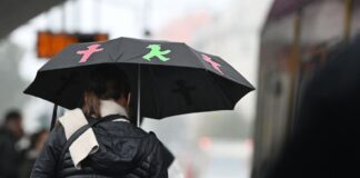 Regen und grauer Himmel in Berlin und Brandenburg erwartet Am Samstag sollte ein Schirm mitgenommen werden. (Archivbild)