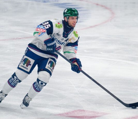 5:0 gegen Wolfsburg: Eisbären Berlin neuer DEL-Spitzenreiter Angreifer Frederik Tiffels traf beim Heimsieg der Eisbären Berlin gegen die Grizzlys Wolfsburg doppelt. (Archivbild)