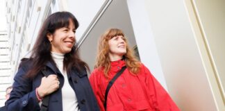 Dreiergespräche zwischen Linke, Grüne und SPD gehen weiter Linke-Spitzenkanidadtin Elif Eralp (links) und die Berliner Co-Vorsitzende Kerstin Wolter treffen zu den Vorgesprächen im Haus der Statistik ein.