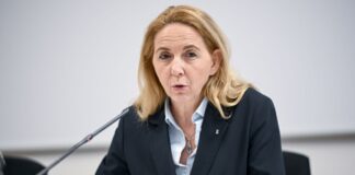 Polizei: Keine gezielten Gewaltaufrufe für den Protesttag Die Berliner Polizeipräsidentin Barbara Slowik Meisel vor dem Großeinsatz der Polizei. (Archivbild)