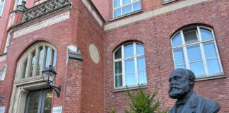 ARD: Neue «Charité»-Staffel behandelt Cholera in Berlin 1831 Der viele Jahre in Berlin arbeitende Mediziner Rudolf Virchow erkannte im 19. Jahrhundert den engen Zusammenhang zwischen Cholera-Ausbrüchen und unreinem Trinkwasser - hier eine Büste des Gelehrten vor dem Pathologischen Institut auf dem historischen Charité-Campus Berlin-Mitte. (Archivbild)
