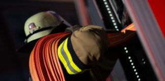 Feuerwehr rettet Schwerverletzten aus brennender Wohnung Ausgerüstet mit Atemschutzgeräten löschten die Feuerwehrleute das Feuer. (Symbolbild)