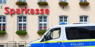 Schließfachbesitzer klagen – Prozess nach Millionen-Coup Mit einem Kernbohrer verschafften sich die Täter Zugang zum Tresorraum. (Archivbild)