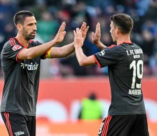 Union spürt den «Playoff-Charakter» vor Köln-Doppelpack Rani Khedira und Torschütze Janik Haberer (r) sprachen nach Abpfiff von einem gewonnenen Punkt in Augsburg.