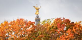 Dichte Wolken bedecken am Wochenende teilweise den Himmel über Berlin und Brandenburg. (Archivbild)
