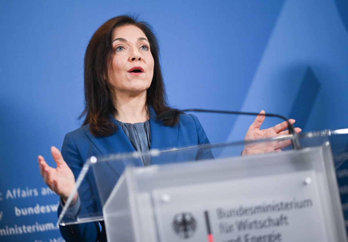 Wirtschaftsministerin Katherina Reiche Wirtschaftsministerin Reiche sieht angesichts der möglichen rot-grün-roten Koalition in Berlin eine Gefahr für den Standort. (Archivbild)