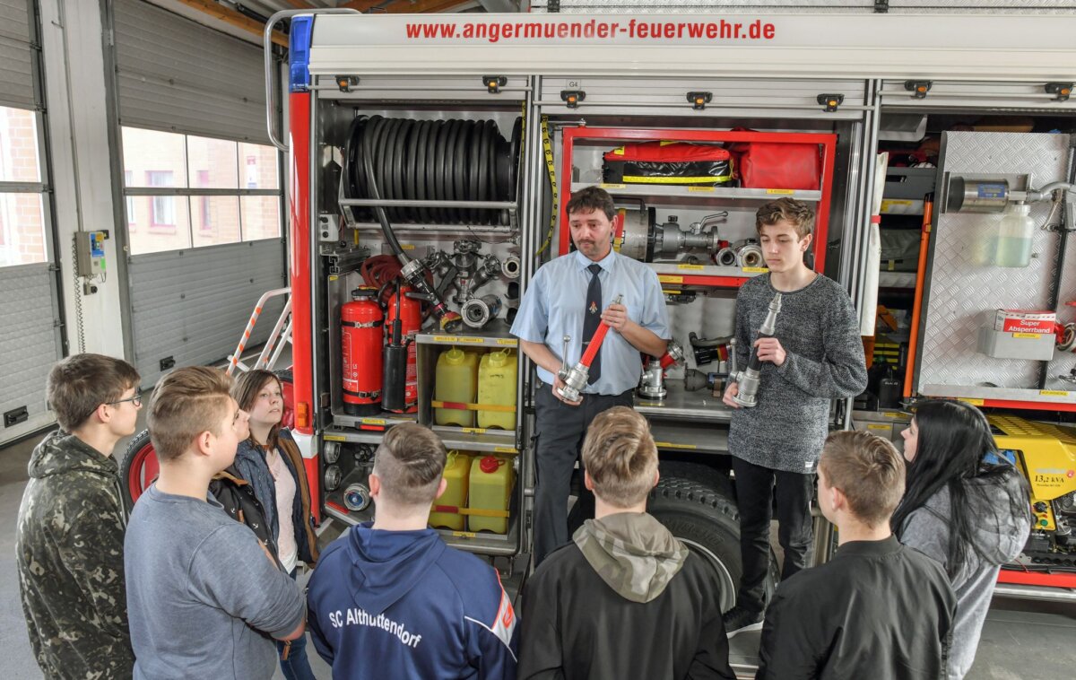 «Feuerwehrunterricht» an Brandenburger Schulen Den Schülern wird die Arbeit der Feuerwehr vermittelt. (Archivbild)