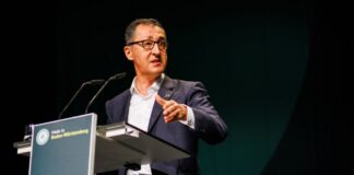 Özdemir zu Berliner Linken: Mit so jemandem nicht koalieren Nach seiner Rede auf dem Grünen-Parteitag in Offenburg gab es Standing Ovations im Publikum.