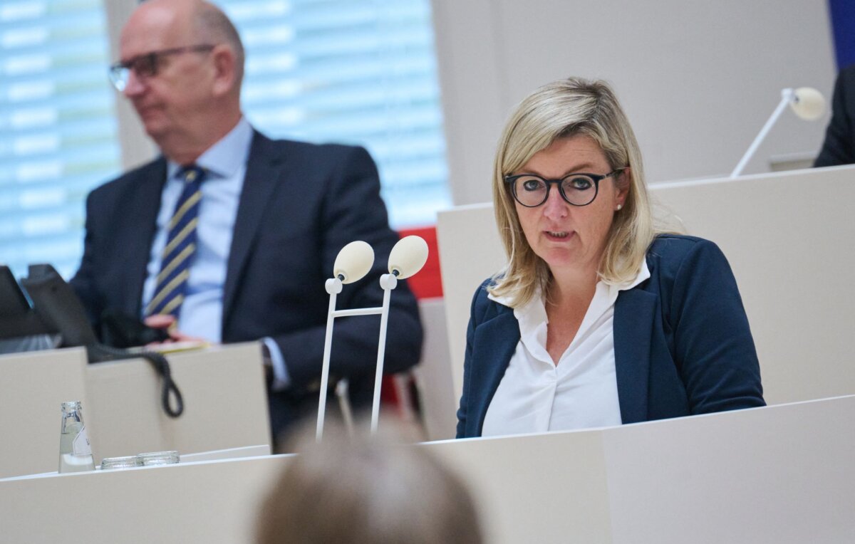 Landtagssitzung Brandenburg Brandenburgs Wirtschaftsministerin Martina Klement (CSU) unterstützt eine Prüfung der unterirdischen Speicherung von Kohlendioxid.