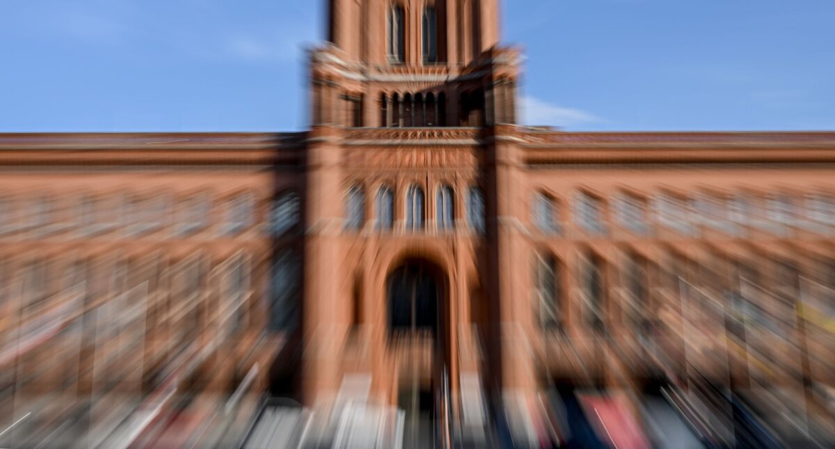 Rotes Rathaus in Berlin Wer künftig in Berlins Rotem Rathaus das Sagen hat, ist noch offen. (Symbolbild)
