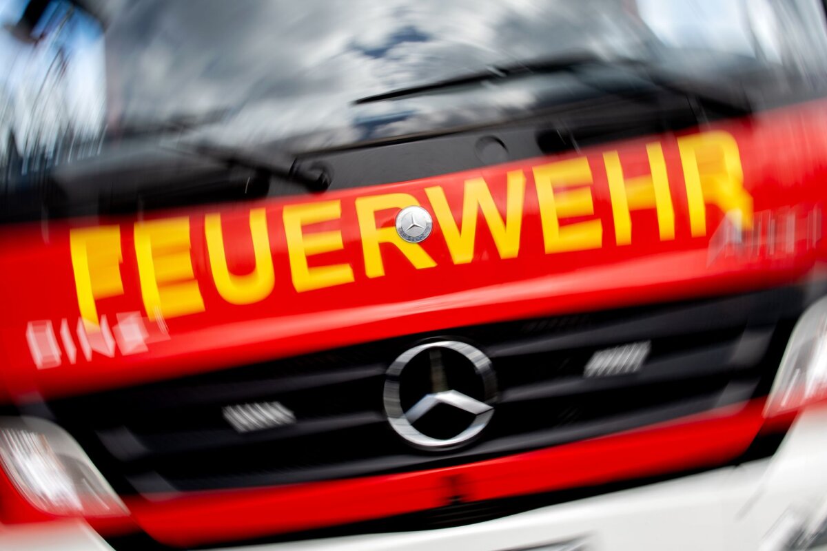 Feuerwehr - Symbolbild Stall in Altdöbern (Landkreis Oberspreewald-Lausitz) brennt komplett aus. (Symbolbild)
