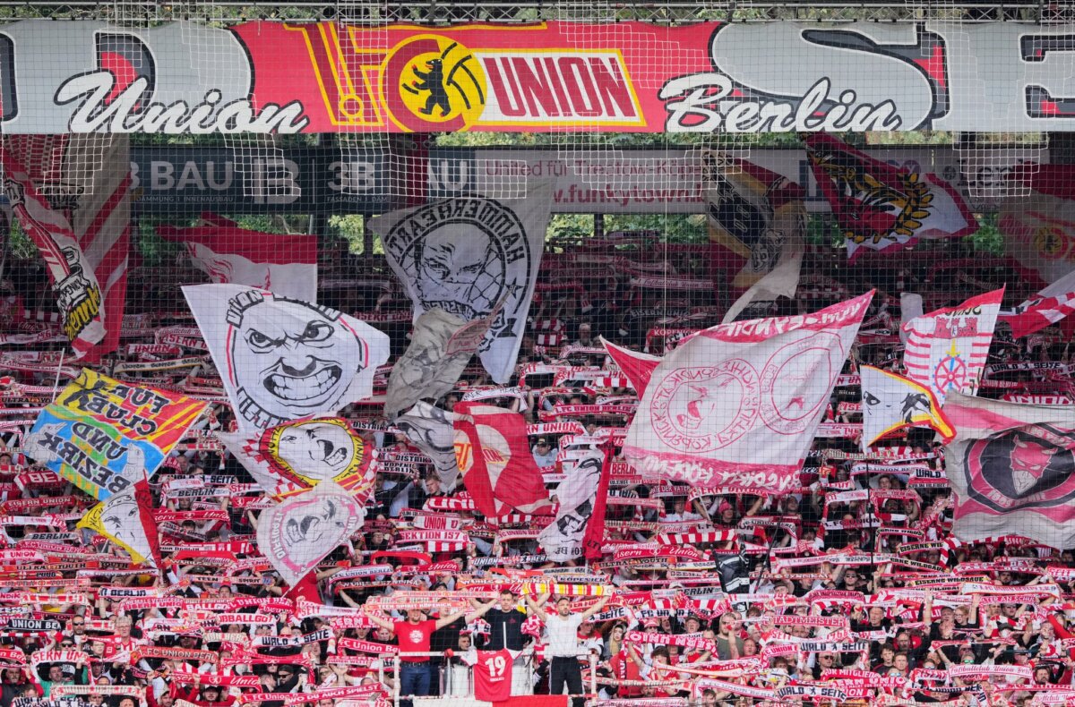 Fans von Union Berlin im Stadion An der Alten Försterei Union wird in den kommenden Jahren die Kapazität des Stadions erhöhen. (Archivbild)