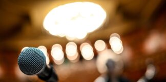 Wo Nanopartikel tanzen, ist Ostdeutscher Science-Slam Wer bringt Wissenschaft am besten auf die Bühne und darf ins Finale? (Symbolbild)