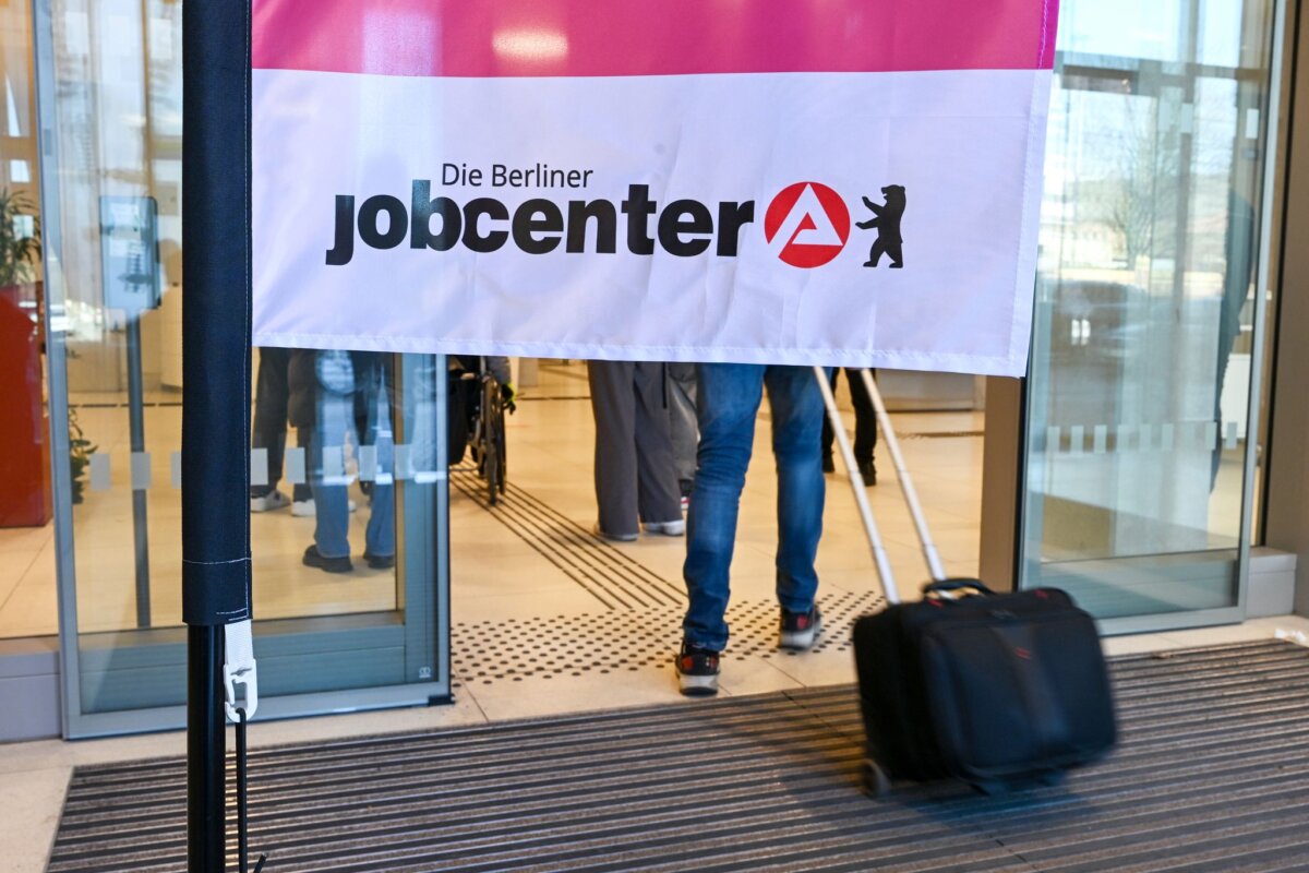 Jobcenter - Bundesagentur für Arbeit Der Arbeitsmarkt in Berlin stagnierte im Oktober. (Archivbild)