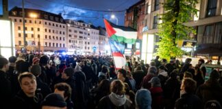 Menschen nehmen an der Demo "Gen Z hat genug!" teil.