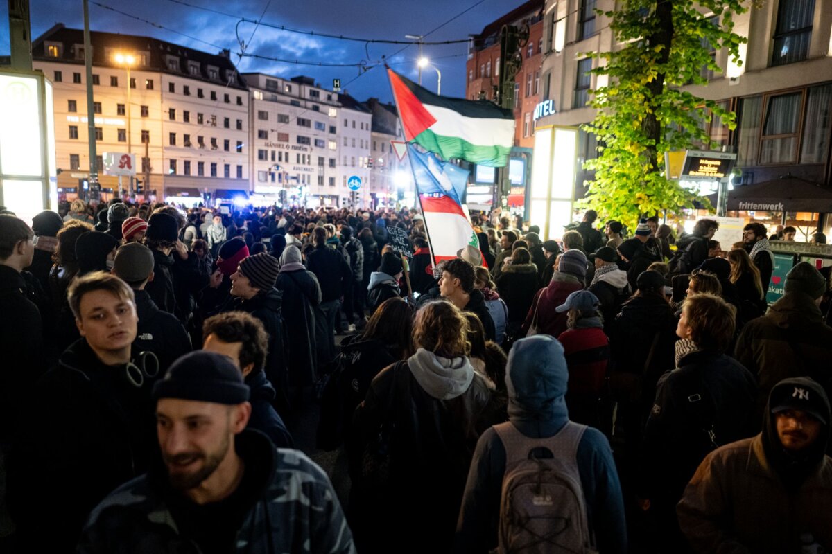 Demonstrationen "Gen Z regelt" - Berlin Menschen nehmen an der Demo "Gen Z hat genug!" teil.