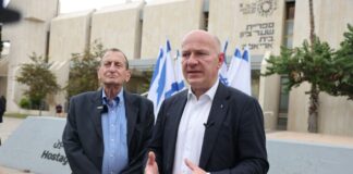 Wegner gedenkt in Tel Aviv der Hamas-Opfer Berlins Regierender Bürgermeister Kai Wegner (r., CDU) hat sich in Tel Aviv mit dem Bürgermeister der Stadt, Ron Huldai, getroffen.