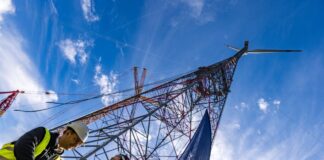 Aus erstem Rekord-Windrad soll Geschäftsmodell werden Der neue Windturm in der Lausitz ist eine technische Innovation und so hoch wie keine andere Windenergieanlage weltweit.