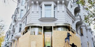 Vorsichtsmaßnahme: Läden am Kudamm schützen Schaufenster Einige Geschäfte verrammeln ihre Fensterscheiben.