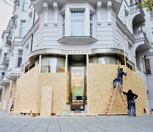 Vorsichtsmaßnahme: Läden am Kudamm schützen Schaufenster Einige Geschäfte verrammeln ihre Fensterscheiben.