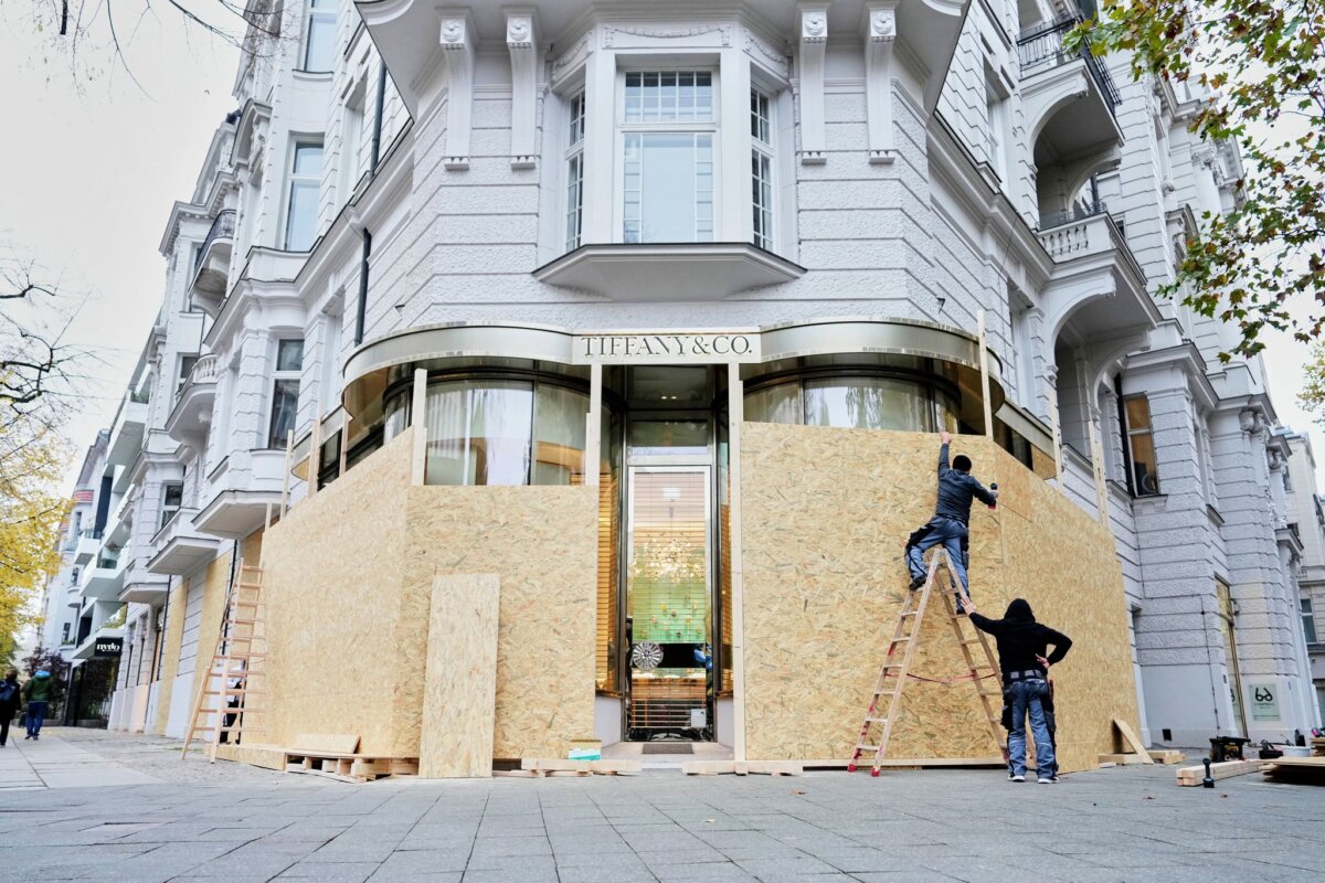 Vor den Demonstrationen „Gen Z regelt“ – Berlin Einige Geschäfte verrammeln ihre Fensterscheiben.