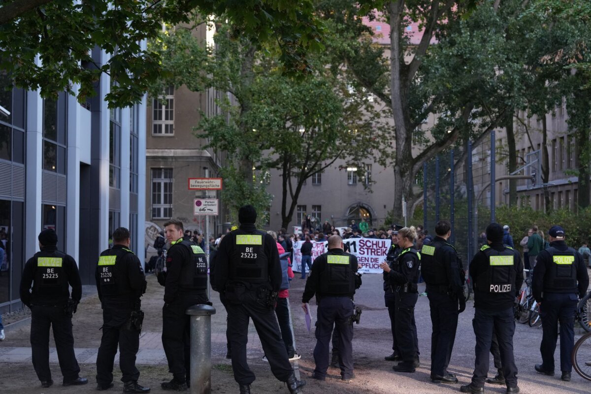 Protestaktion von Schülern - Andreas Gymnasium in Berlin Die Berliner Polizei ist an einer Schule im Einsatz.