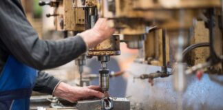Die IG Metall hat in der zweiten Tarifrunde der Metall- und Elektroindustrie ein Angebot der Arbeitgeberseite abgelehnt und Warnstreiks angekündigt. (Archivbild)