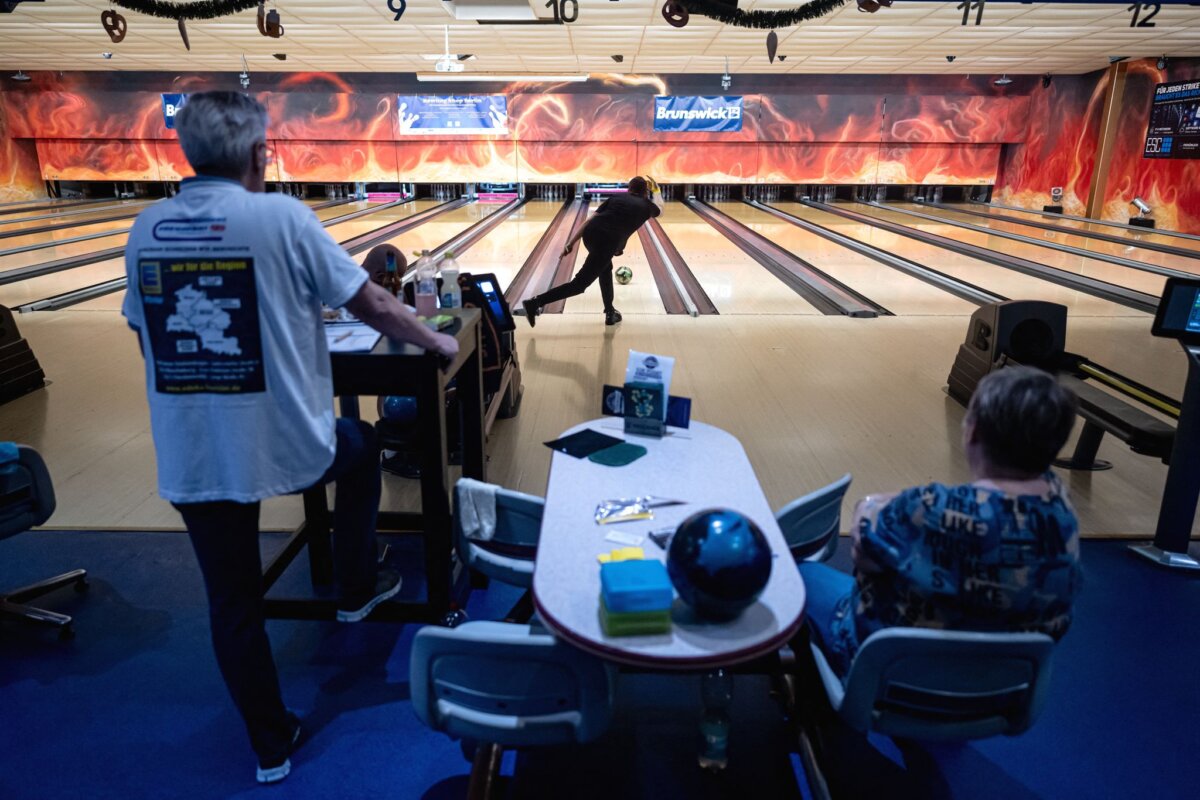 "Starframers Fürstenwalde" trainieren für Bowling-Weltrekord In Fürstenwalde wird für einen Bowling-Rekord trainiert.
