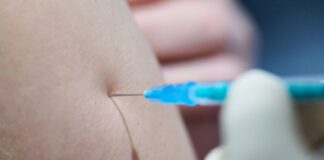 Gericht: Meldung zu Impfstatus von Feuerwehrleuten erlaubt Eine Ärztin verabreicht einem Mann bei einem Impftermin in einer Apotheke den Covid-19-Impfstoff Comirnaty. (Symbolbild)