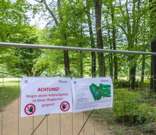 Fast alle Wege im Branitzer Innenpark wieder geöffnet Schilder an einem Zaun weisen auf gesperrte Wege hin. (Archivbild)