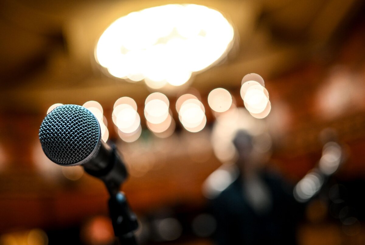 Science Slam Das Finale der Meisterschaft findet im großen Saal der Philharmonie statt. (Symbolbild)