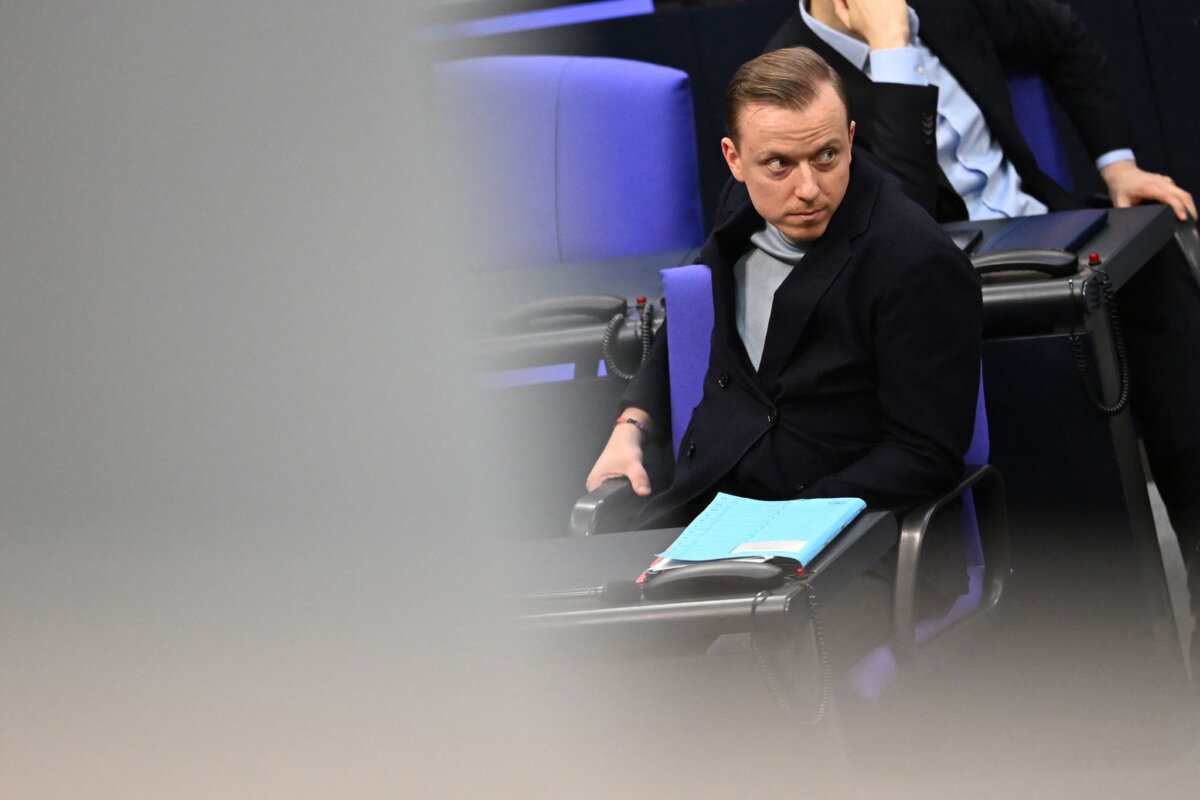 Bundestag Gegen den 33-jährigen Ahmetovic werde wegen des Tatvorwurfs der Beihilfe zu wettbewerbsbeschränkenden Absprachen bei Ausschreibungen in Tateinheit mit Verletzung von Geschäftsgeheimnissen ermittelt, sagte ein Sprecher der Staatsanwaltschaft Hannover der Deutschen Presse-Agentur. (Archivbild)