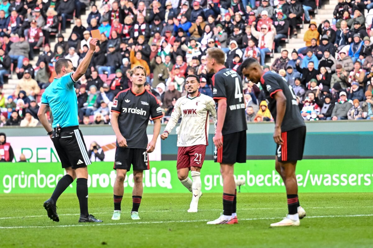 FC Augsburg - 1. FC Union Berlin Felix Uduokhai (r) muss die nächsten beiden Liga-Spiele aussetzen.
