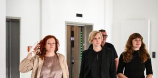 Bei Dreiergesprächen noch keine Einigung über Antisemitismus Die Parteivorsitzenden Bettina König (SPD, l-r), Nina Stahr (Bündnis 90/Die Grünen) und Kerstin Wolter (Die Linke) und andere Politiker haben sich erstmals nach der Wahl im Drei-Parteien-Format getroffen.