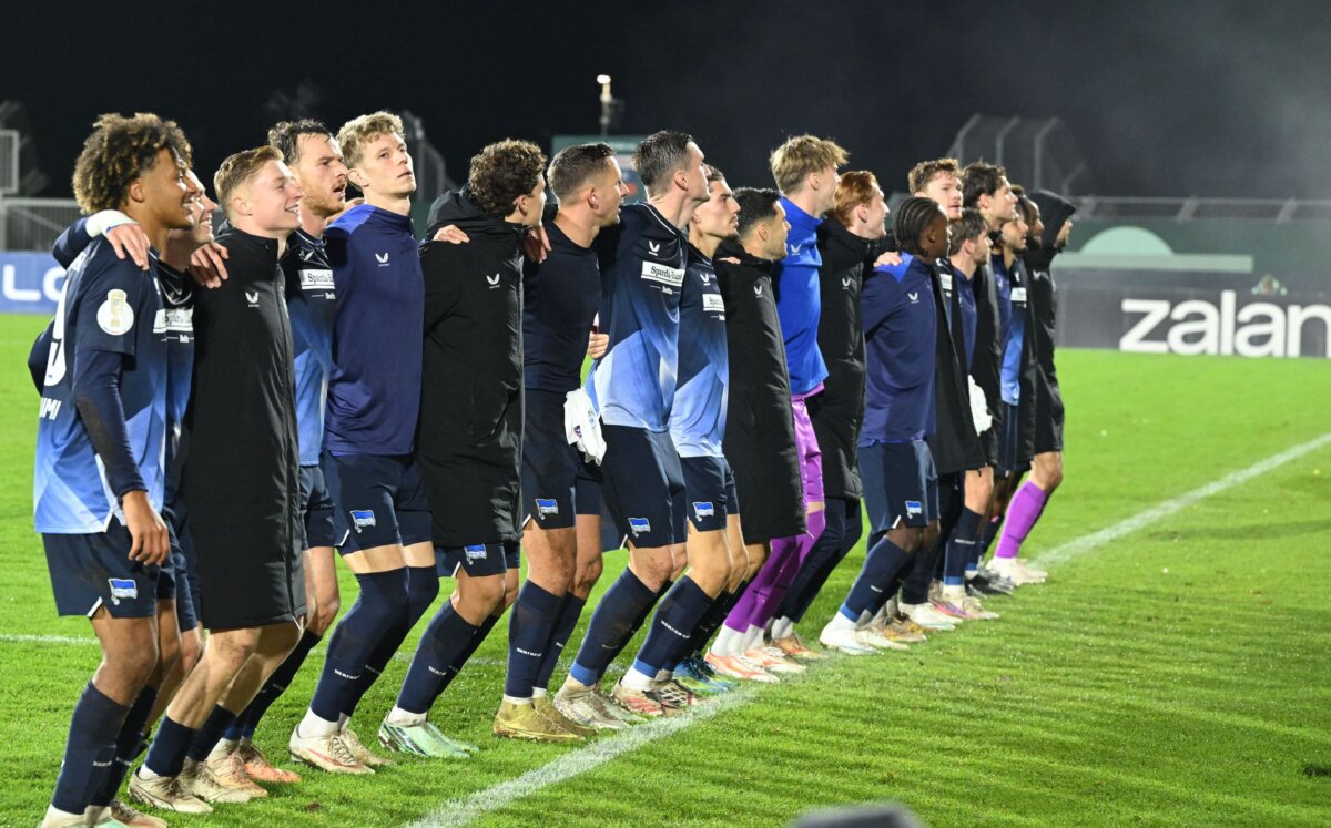 SSV Jeddeloh II - Hertha BSC Die Hertha-Profis jubeln über den Achtelfinal-Einzug.