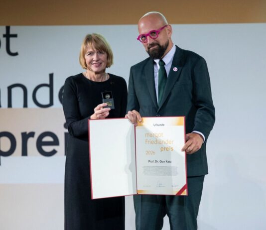 Margot Friedländer Preis für Münchner Professor Guy Katz Juryvorsitzende Elke Büdenbender überreicht den Margot Friedländer Preis 2026 an den Münchner Hochschullehrer Guy Katz.