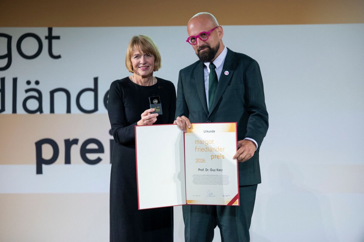 Verleihung des Margot Friedländer Preises Juryvorsitzende Elke Büdenbender überreicht den Margot Friedländer Preis 2026 an den Münchner Hochschullehrer Guy Katz.
