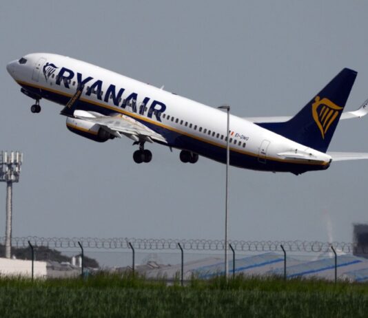 Ryanair streicht Angebot am BER deutlich zusammen Ryanair streicht seine Basis am Hauptstadtflughafen BER erheblich zusammen. (Archivbild)