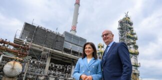 Zukunft für E-Kerosin-Projekt in Schwedt noch ungeklärt Bundeswirtschaftsministerin Katherina Reiche (CDU) und Brandenburgs Ministerpräsident Dietmar Woidke (SPD) kamen im Mai auf das Gelände der Ölraffinerie PCK. (Archivbild)