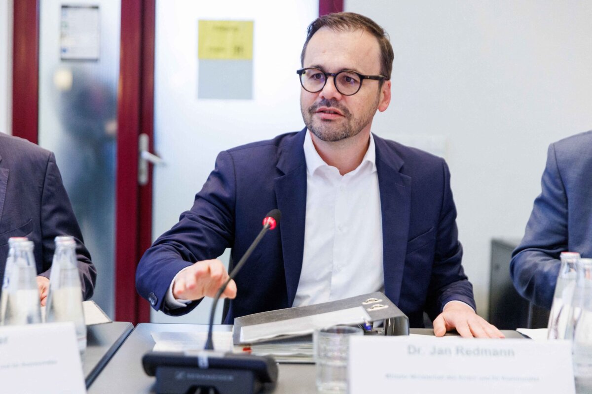 Brandenburgs Innenminister Redmann (CDU) Brandenburgs Innenminister Redmann kritisiert die Berliner Linke wegen möglicher Verbindungen zu Clans. (Archivbild)